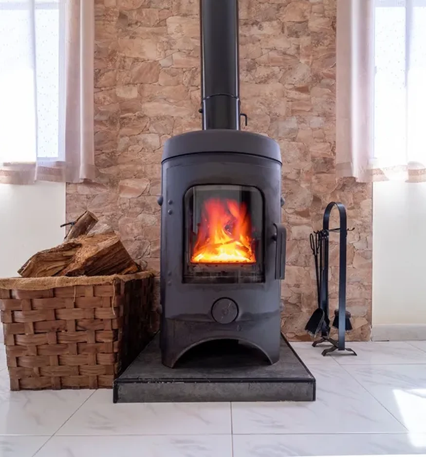 Poêle à bois performant dans une maison du Périgord