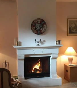 Cheminée blanche qui réchauffe un salon familial