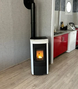 Poêle à granulés dans un intérieur contemporain en Dordogne