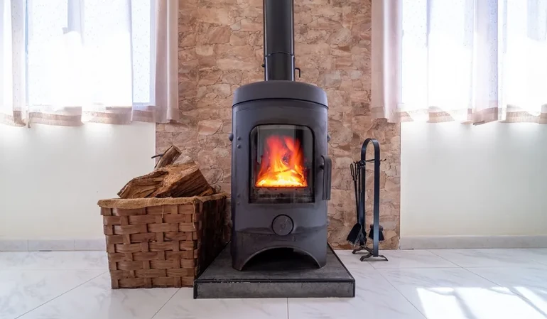 Installer un poêle à bois dans sa maison avec un accompagnement local