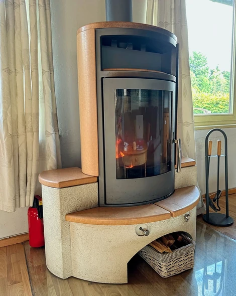 Poêle design installé dans une pièce lumineuse en Dordogne