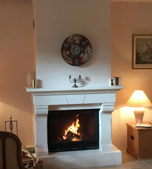 Poêle design mis en valeur dans un salon chaleureux en Dordogne