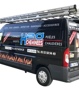 Camionnette d’une équipe locale de poêles et cheminées